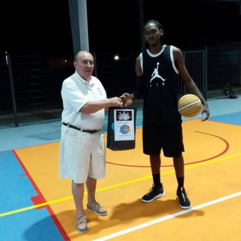 Le Rotary club Saint-Martin Nord fait un don de 500 euros au club de basket Backayard. 