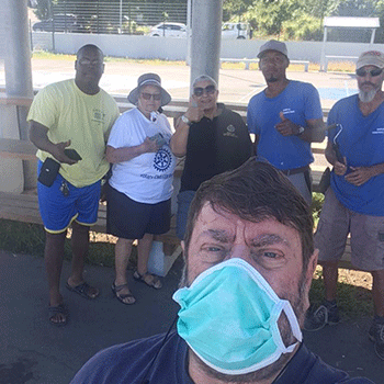 ACTION : Peinture des bancs du terrain de basket de Grand Case